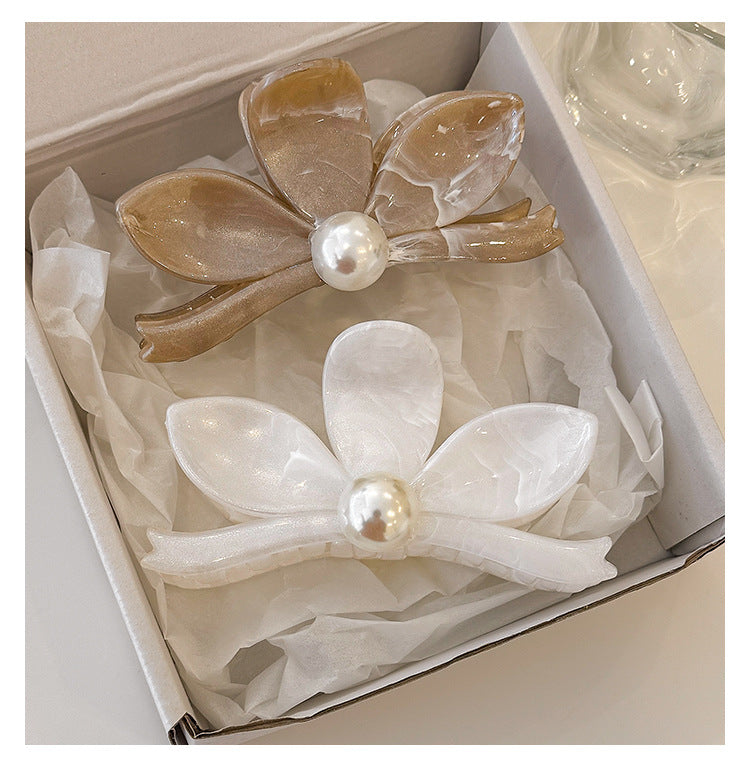 Pearl Bloom Hair Claw Clip in Soft White