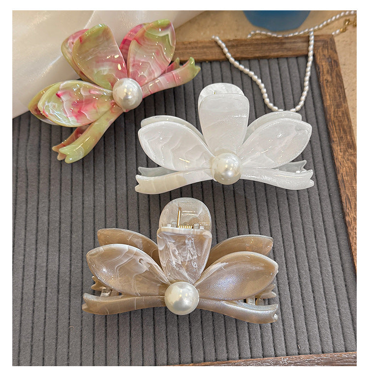 Pearl Bloom Hair Claw Clip in Soft White