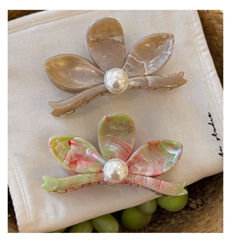 Pearl Bloom Hair Claw Clip in Soft White